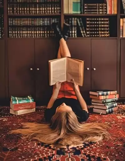 mujer leyendo, imagen para explicar los diferentes tipos de aprendizaje